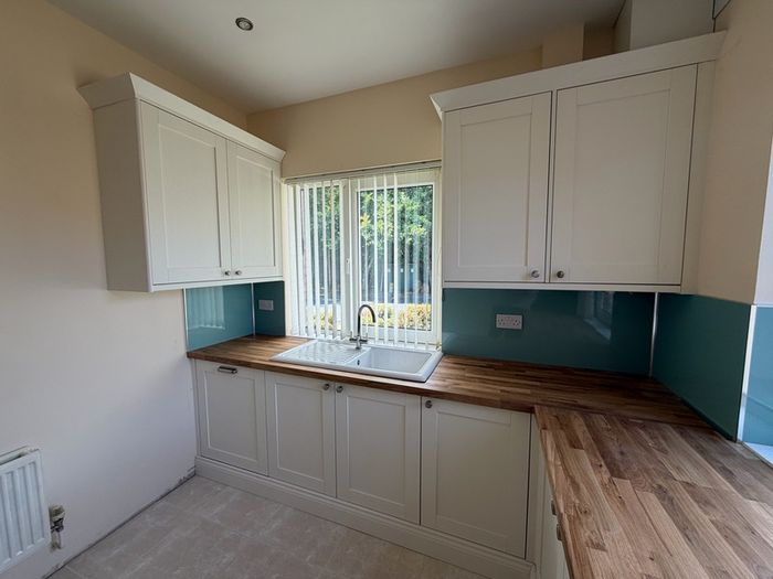 Carpenter Handyman kitchen fitter Flat pack specialist