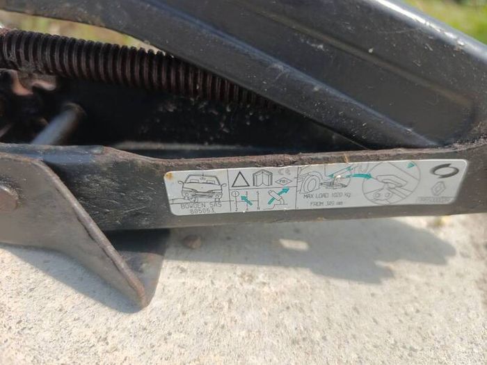 Renault car jack and wheel brace