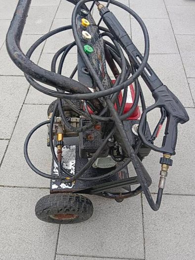 Stan Werk power washer 6.5 HP 2200 PSI in excellent working condition. Ready to use. 6 metres pressure washer hose with gun.