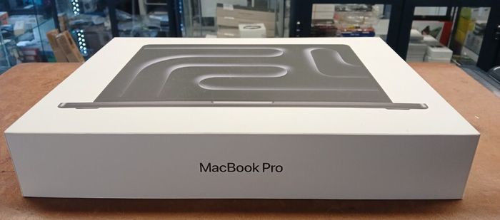 MacBook Pro 17,2/ M5 (10-CPU 10-GPU) /16GB Ram/512GB SSD/14  Battery health :100%