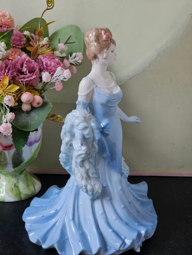 Coalport Figurine of the year 1999 Ladies Of Fashion" Debbie"