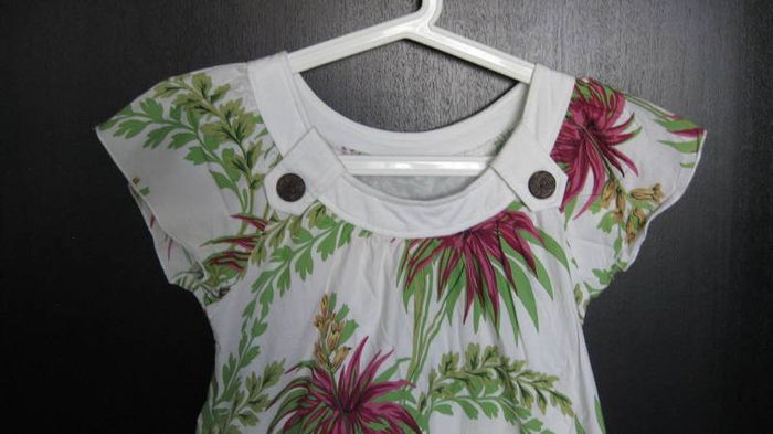 ladies tropical palm tree white top with green + pink floral design  small 8 -10