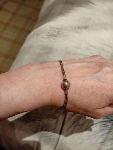 Silver tone bracelet with ball clasp
