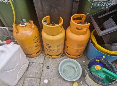 3 gas bottles