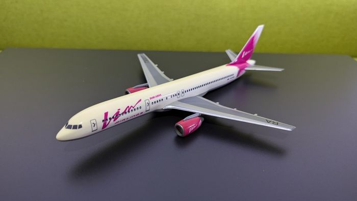 Vim Airlines 1:200 scale model airplane, Boeing 757 aircraft, made by Wooster
