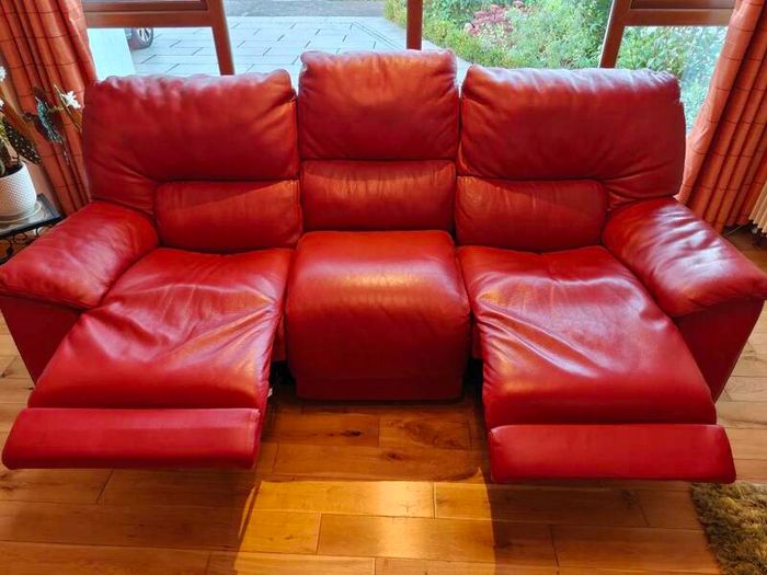 Burgundy Red 3-seater double-recliner couch