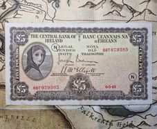 5 Pound Lady Lavery 6/5/43 WAR CODE (N) Irish Note