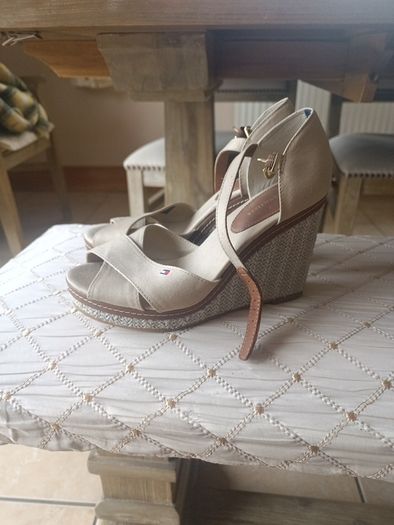 Tommy Hilfiger beige canvas straw wedges sandals latest fashion 4 4.5 5? New