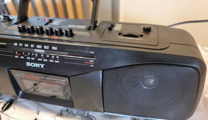 From 1984 Sony CFS-204S, Perfect sound, Radio working, tape do not play.