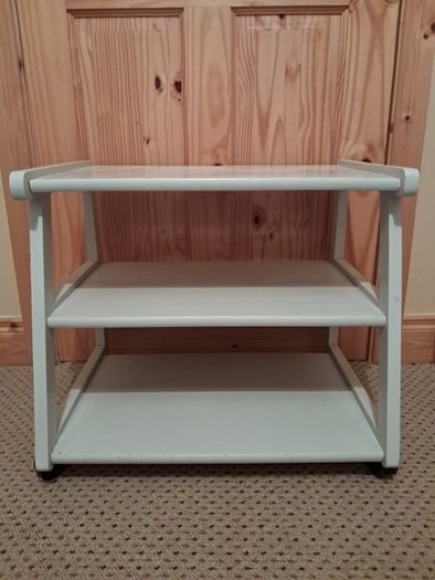 Shelf unit on wheels