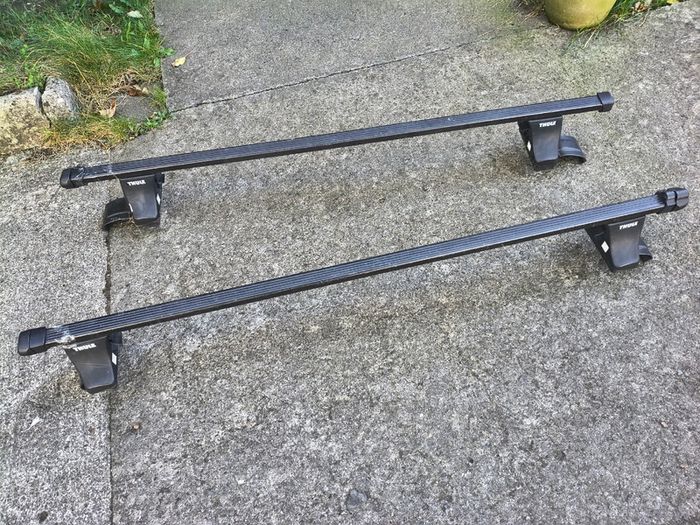 Thule roof bars / roof rack for Toyota Avensis mk2 (2003 - 2009)