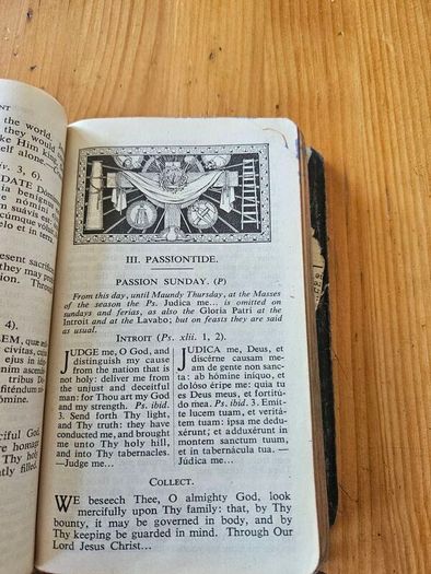 THE IDEAL MISSAL 1936 PLUS 4 BOOKLETS 1940-60s. Missal in poor condition BOOKLETS in good condition.  See photos for same.