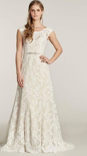 Full lace wedding dress worn once (2024)