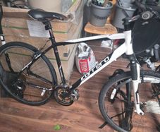 Carrera hybrid bike with lock