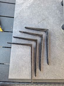 4 black brackets