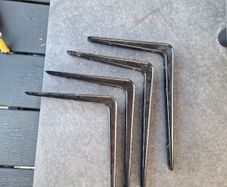 4 black brackets