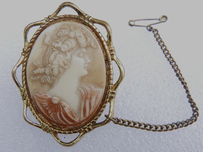 Vintage Gold Plated Shell Ornate Cameo