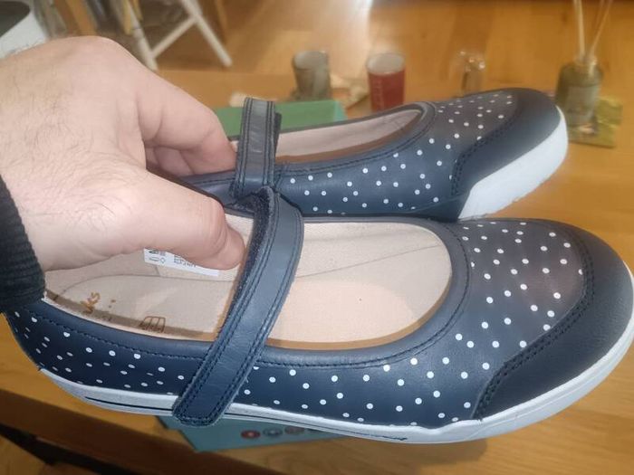 Clarkes girls shoes UK 2.5