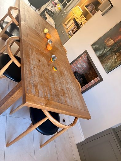 Extendable kitchen table