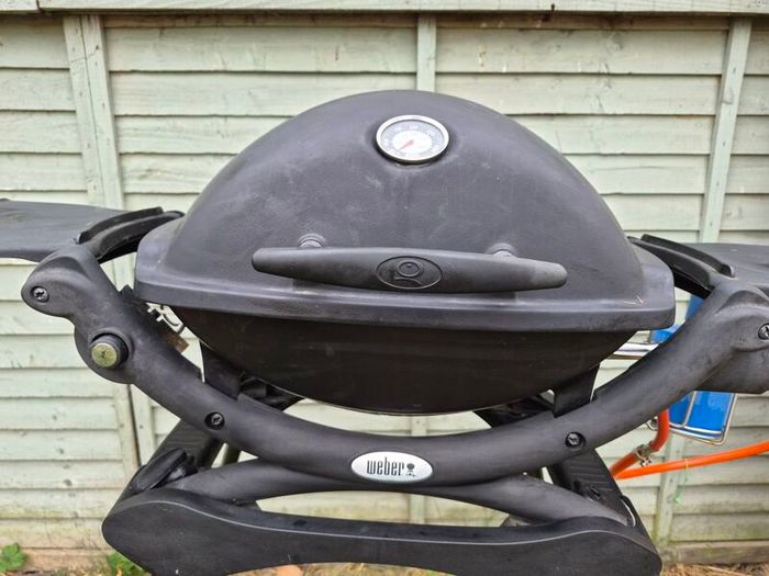 Weber Q1200 Gas Bbq with Stand and new Regulator