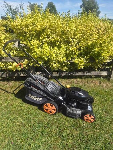 Push petrol lawnmower start easy runs perfect