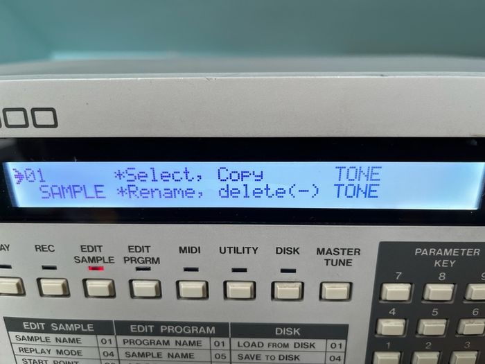 Akai S900