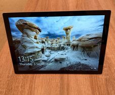 Microsoft Surface Pro 5 i5 128GB / 4GB RAM Very good battery life (charger included)
