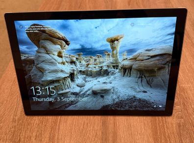 Microsoft Surface Pro 5 i5 128GB / 4GB RAM Very good battery life (charger included)