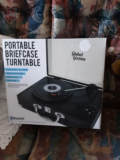 Global Gizmos retro briefcase portable record player