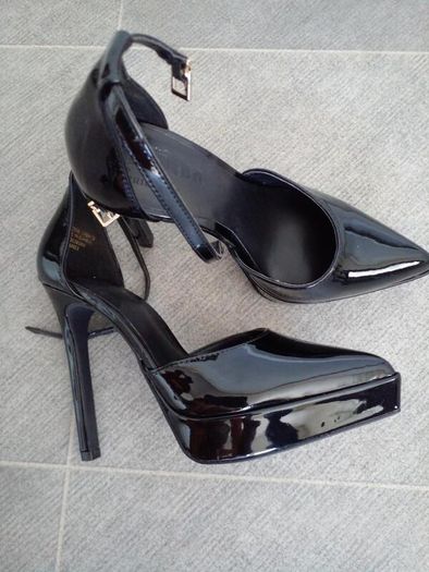 Rita Ora heels UK3