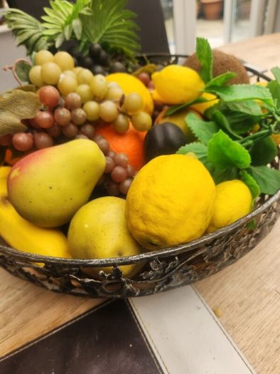 Large very realistic fruit bowl
