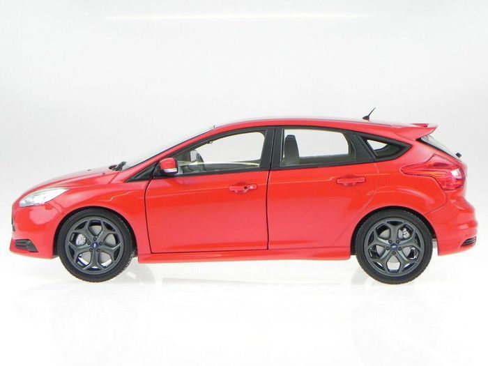 Ford Focus ST 2011 Minichamps 1/18 New in Box