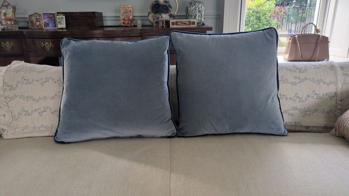 Four bespoke blue cushions, 30 euro per piece