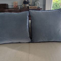 Four bespoke blue cushions, 30 euro per piece