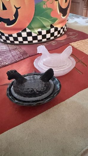 Hen on Nests for salt
