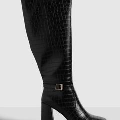 Boohoo brand new still in box   Sz 6