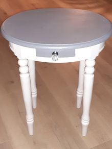 2 tables/lockers
