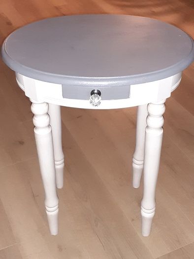 2 tables/lockers