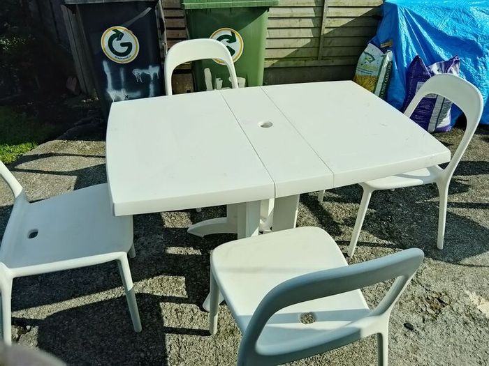 garden table and chairs