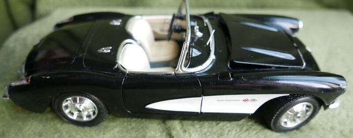 Vintage Bburago Chevrolet Corvette 1957 Convertible Black And White 1/18 Scale