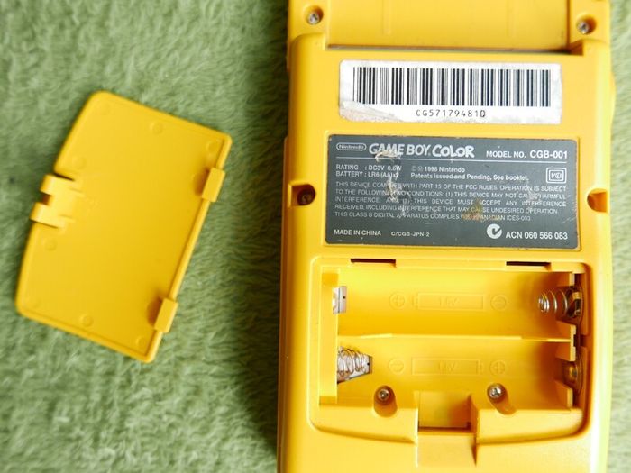 Nintendo Game Boy Color - Yellow , works well (for sale without the game)