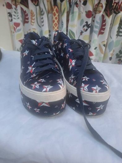 Buffalo London Platform lace up shoes