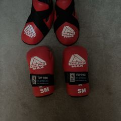 kids' martial arts protective gear. Foot covers and gloves