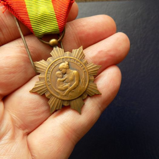 France.Family Medal in bronze.