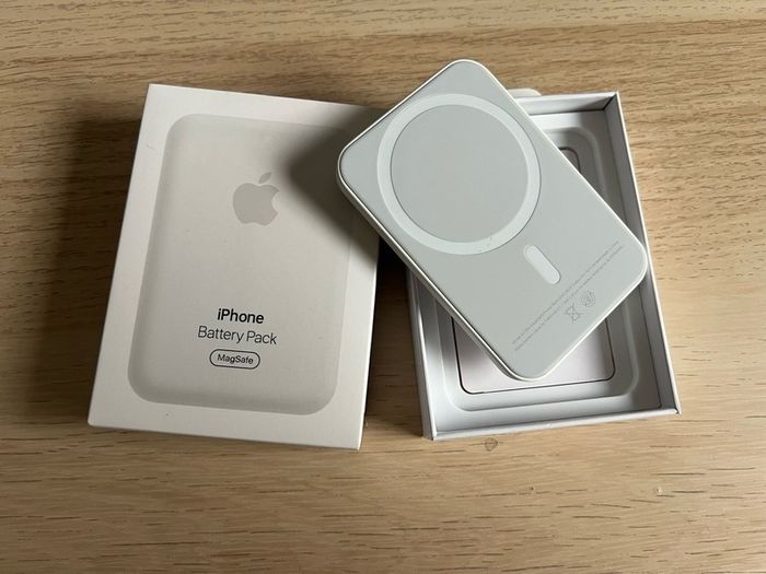 White Apple wireless charger pack