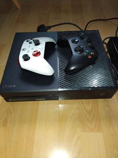 x box one with 2 controllers