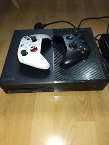 xhot one with 2 controllers