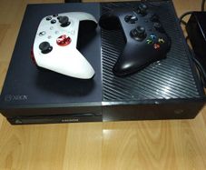 xhot one with 2 controllers