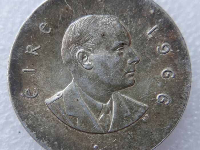 1966 Irish 10 Shilling coin SILVER