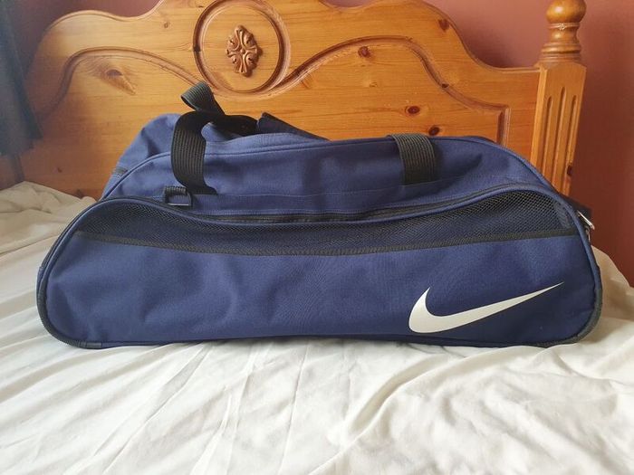 Large nike 2 wheel roller bag 29" long 14" wide 12" depth navy in fab condition